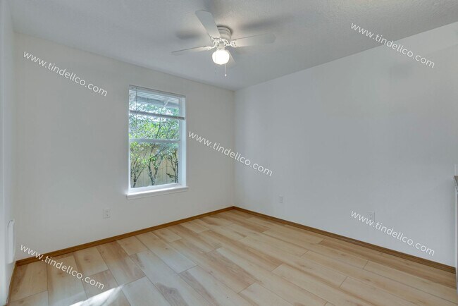 Building Photo - $500 OFF 2ND MONTH RENT** Spacious Pet-Friendly Top-Floor Unit w/ Parking Included!