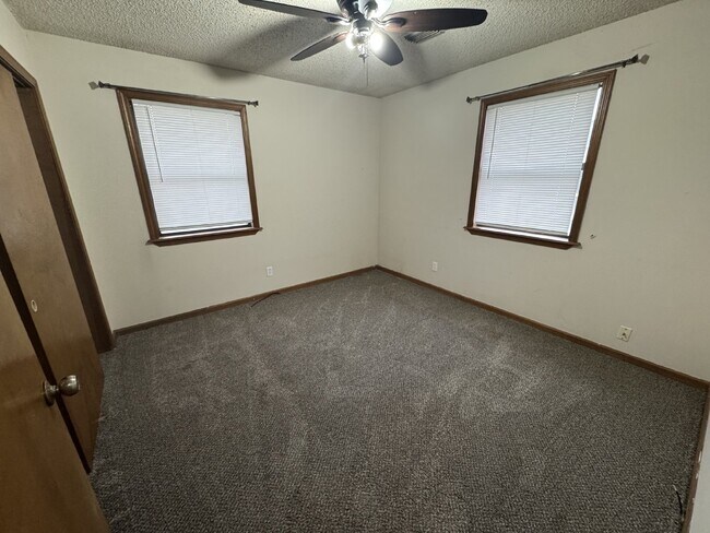 Building Photo - Enjoy the charm of this 2 bedroom, 1 bathroom house.
