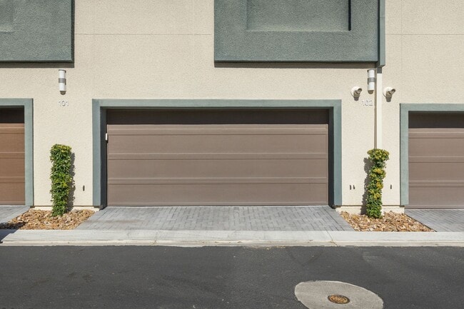Building Photo - Luxury Summerlin townhome in resort style gated community