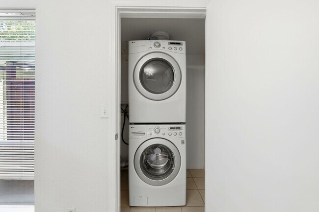 Building Photo - Spacious 2BD/1.5BA Fremont Townhouse | In-Unit W/D | Community Pool & Hot Tub | Carport Parking