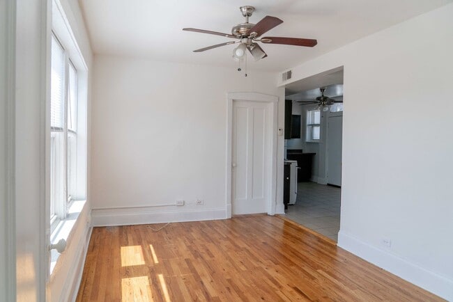 Building Photo - Albany Park - 1 Bed / 1 Bath - Dog Friendly!