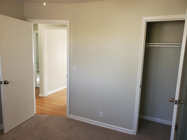 Building Photo - Like New 3 bedroom 1.5 bath  Ranch Near Kellogg and Rock