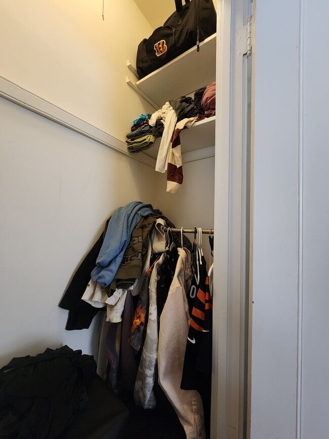 Building Photo - Spacious 2 Bed/1 Bath In Andersonville