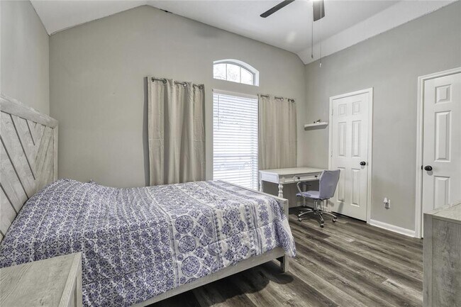 Building Photo - 16439 Sunlamp Ct