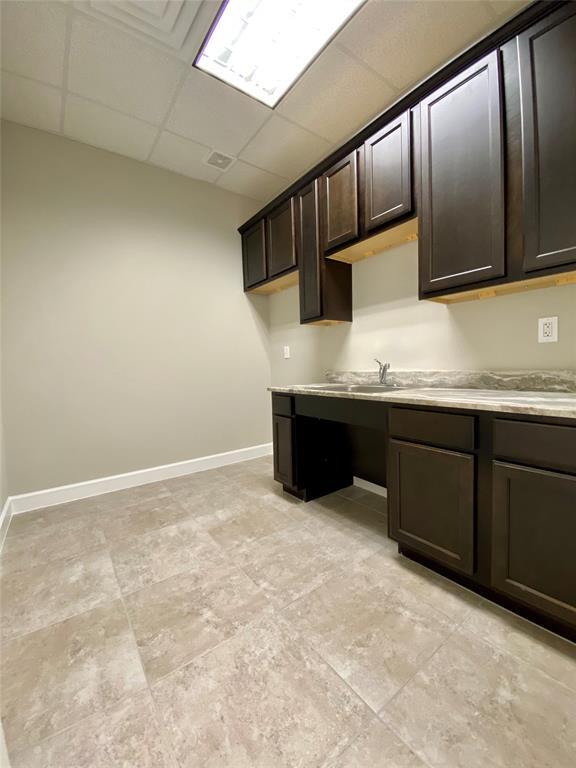 Building Photo - 633 E Fernhurst Dr