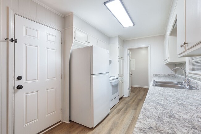 Building Photo - Newly Renovated 3bd/2ba Home w/ Sunroom and Large Backyard in Great Location!
