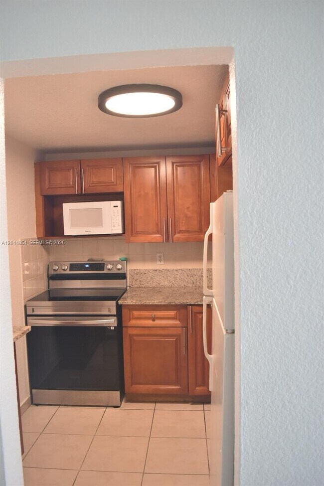 Building Photo - 666 W 81st St