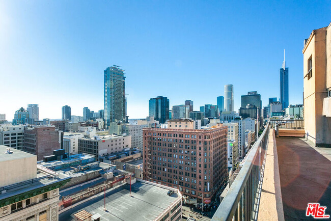 Building Photo - 215 W 7th St