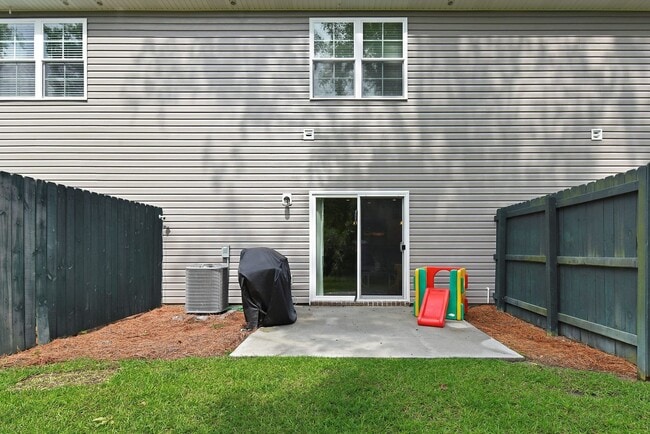 Building Photo - 3 Bedroom Townhouse