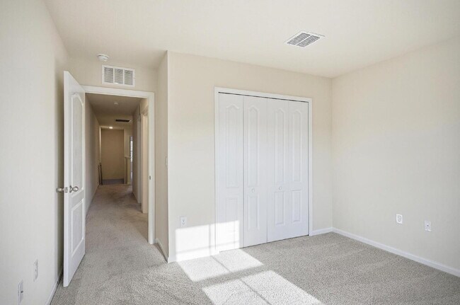 Building Photo - 165 Redbud Rd
