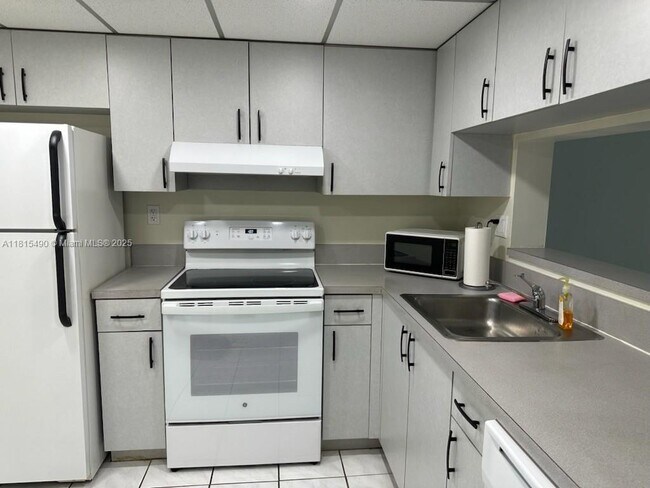 Building Photo - 10815 SW 112th Ave