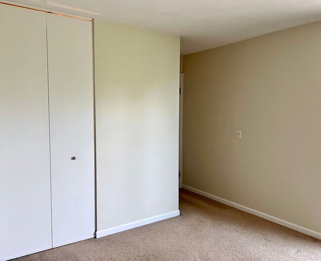 Building Photo - Bright and Relaxing 3rd floor OPEN CONCEPT 1 Bed / 1 Bath Condo For Rent! In-Unit Washer & Dryer!...