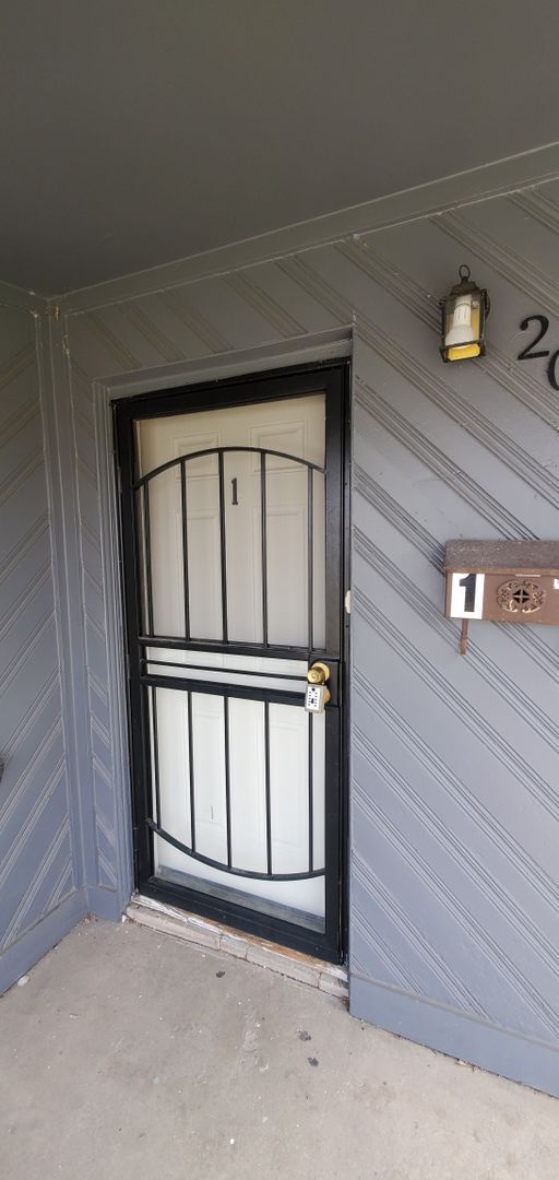 Building Photo - 4 bed, 2 Bath, 1100 SF with washer/dryer hookups, large, fenced yard and garage.