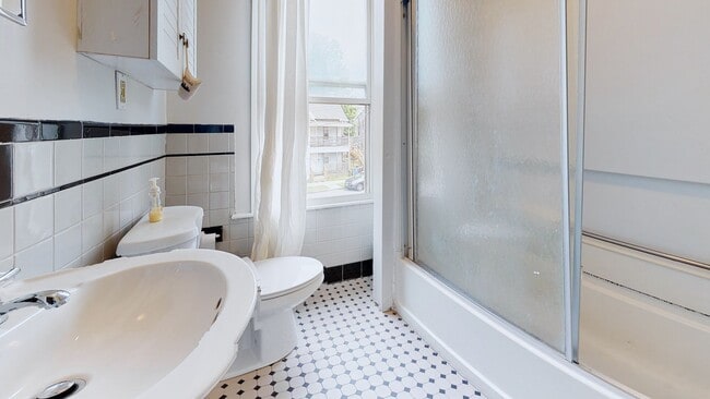 Building Photo - 6 Bedroom Apartment in Science Hill, close to downtown! (Laundry In Unit)