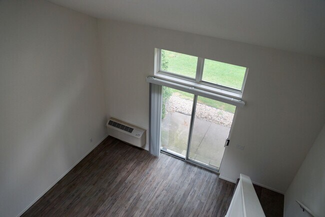 Building Photo - Great Arboretum location - lofted units - ...
