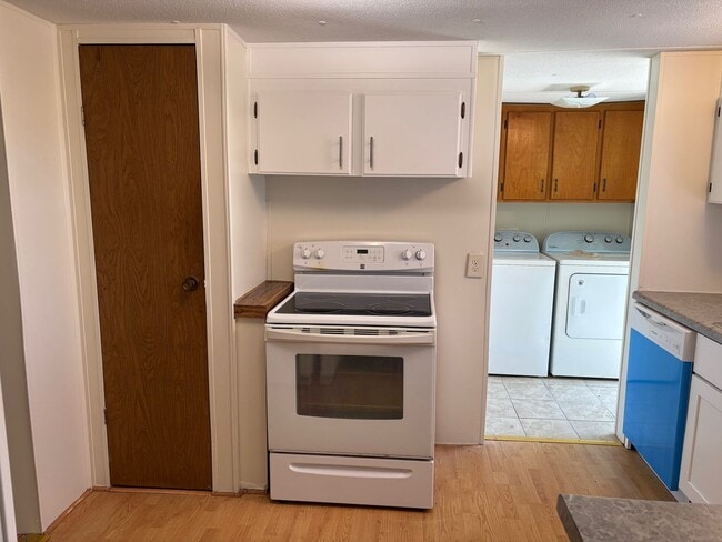 Building Photo - 3 BED, 2 BATH HOME ON PISGAH COVERED BRIDG...