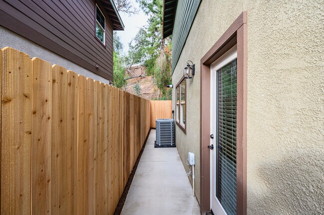 Building Photo - 915 E Central Ave