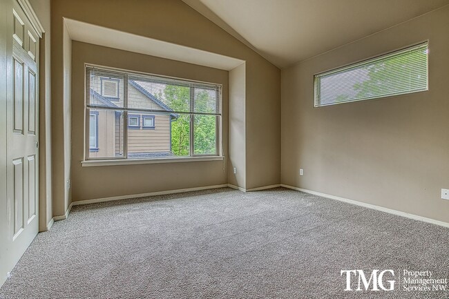 Building Photo - Gorgeous 4-bedroom Townhome with garage and washer / dryer in unit.