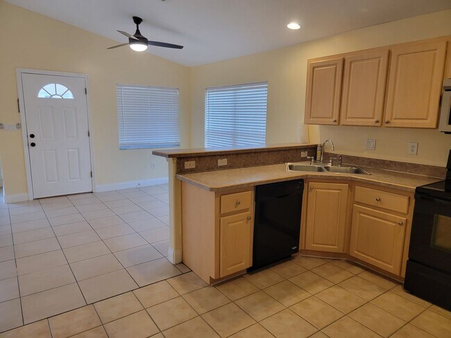 Building Photo - AVAILABLE IMMEDIATELY! Port Orange 3/2 Spr...