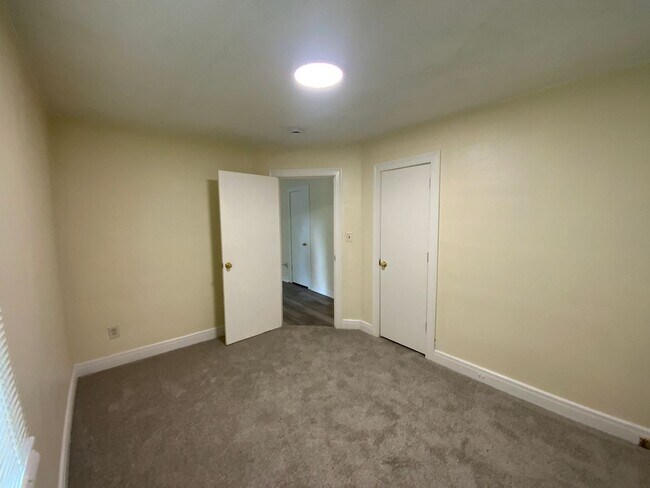 Building Photo - Charming 4 bd, 2 bth with 2 room Master Suite