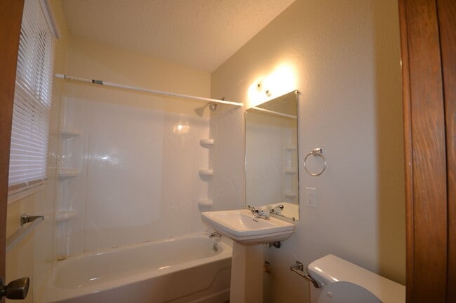 Building Photo - 3 bed 2 bath 1 car garage in Bolivar!