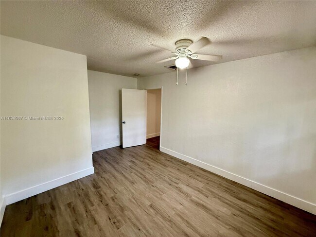 Building Photo - 1406 Arpeika St