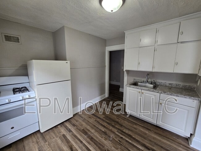 Building Photo - 408 1/2 Locust St