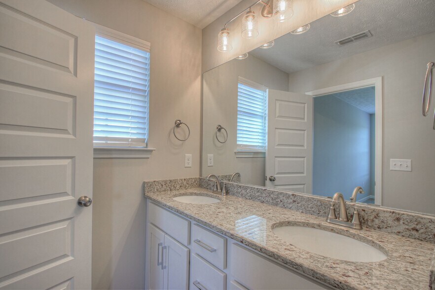 Building Photo - 4340 Doral Dr