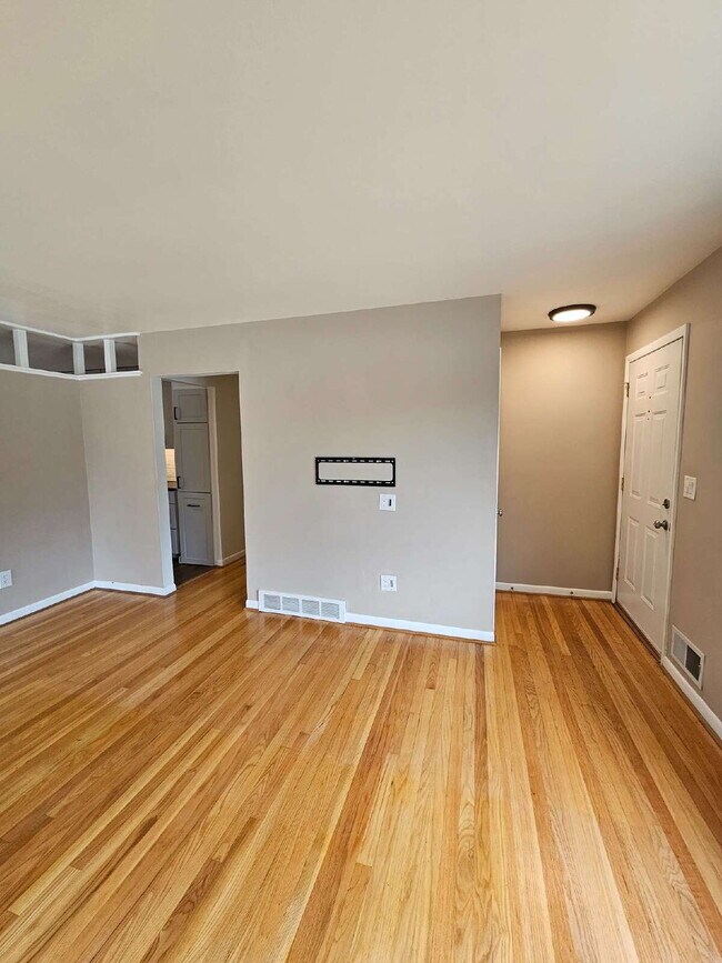 Building Photo - Beautiful 3-Bedroom Ranch in Desirable Northwest Warren, Nice Kitchen, Large Living Room, Finishe...