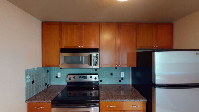 Building Photo - Gold Pointe condo!  2 Bed, 2 Bath Condo w/2 parking spaces, MOVE IN SPECIAL - Available NOW!