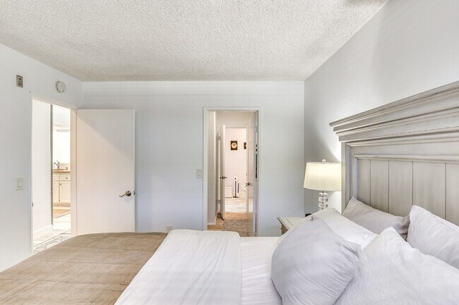 Building Photo - 4513 Cove Dr