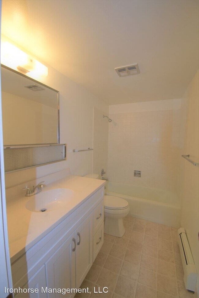 Building Photo - 805 W Villard St