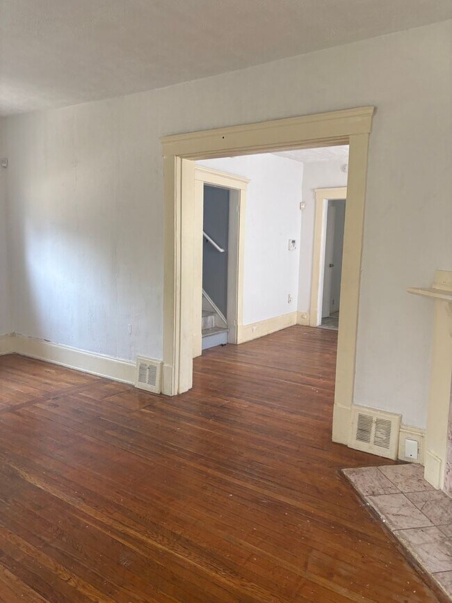 Building Photo - 3 Bedroom Single Family