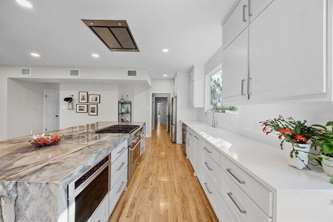 Building Photo - 5600 Blueridge Ct