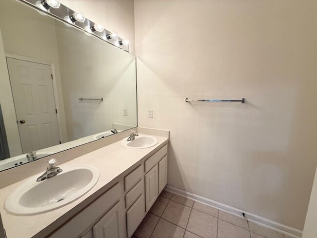 Building Photo - Beautiful 2-Bedroom Townhome with Loft and...