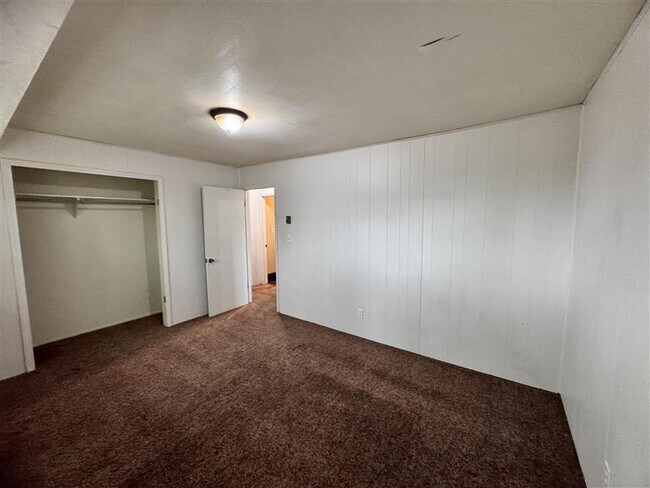 Building Photo - 1083 N 150 W