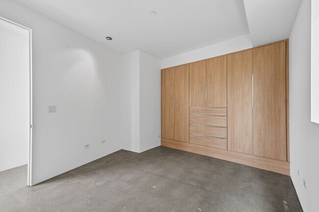 Building Photo - Discover this striking 3 bedroom apartment for rent in Venice, offering 4 bathrooms, contemporary...