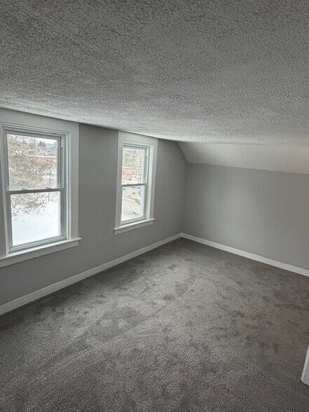 Building Photo - 122 River Rd