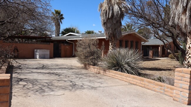 Building Photo - 1810 Town and Country Dr