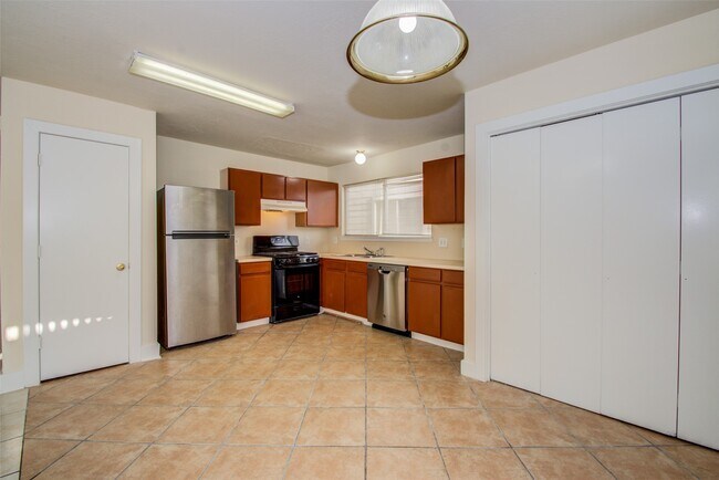 Building Photo - 15850 E Park Ct