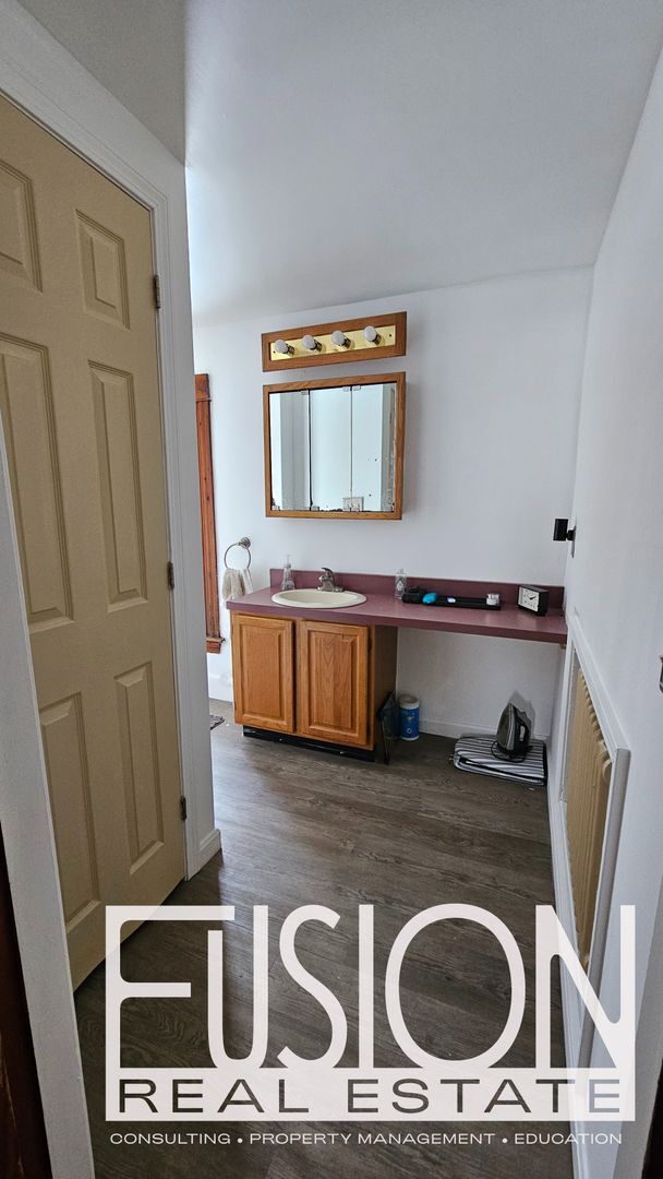 Building Photo - ONE Private Room with ALL Utilities Included in Prime Burlington Location