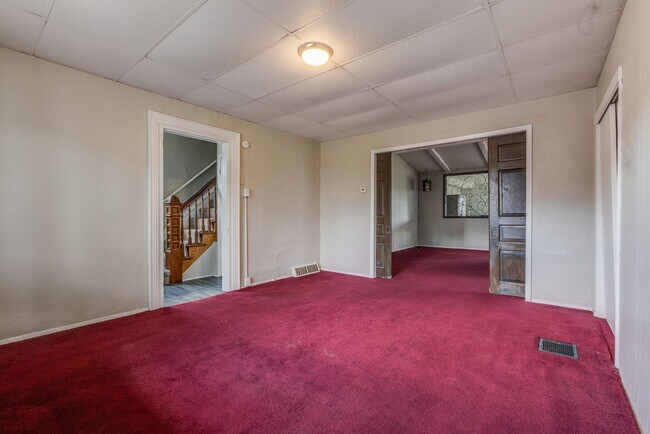 Building Photo - Available MAY 2026 - Beautiful, LARGE 4+ bedroom/2 bath GEM in South Side Slopes!