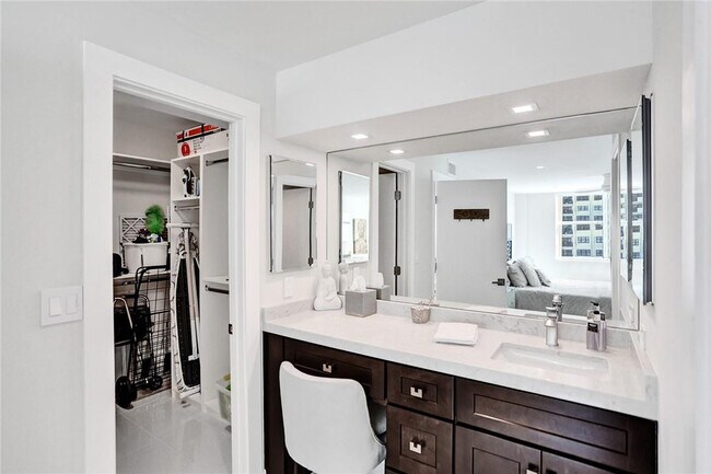 Building Photo - 5200 N Ocean Blvd