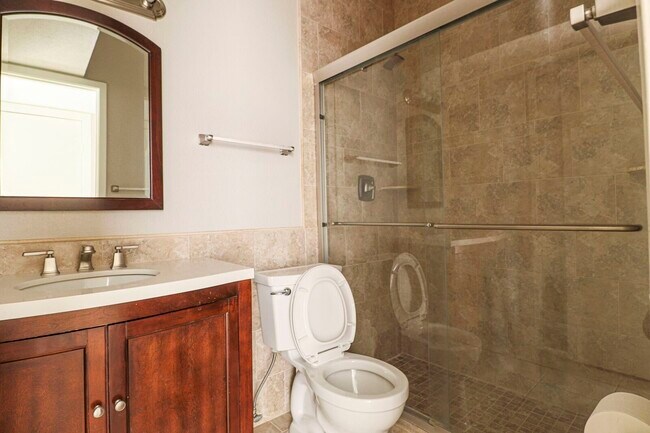 Building Photo - 2025 Augusta Dr