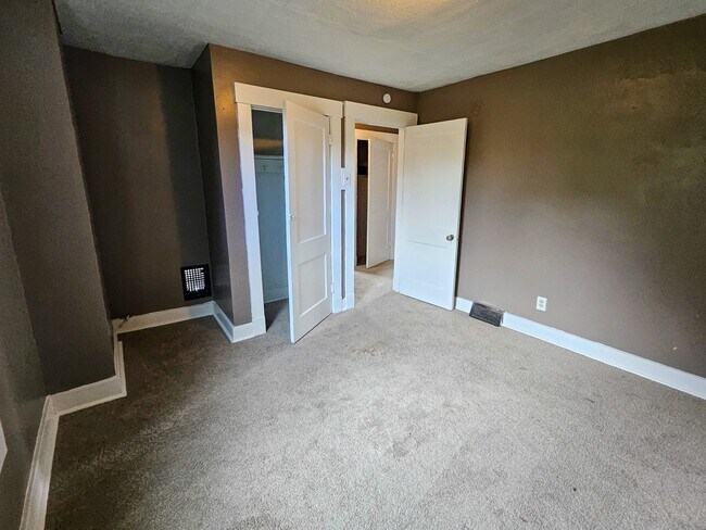 Building Photo - 535 E Warrington Ave