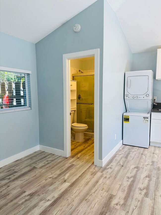 Building Photo - !!!!!Beautiful, Cozy Renovate Studio Apartment!!!!!