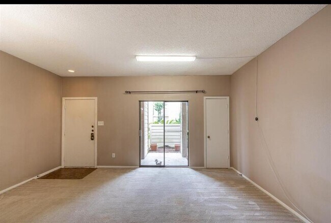 Building Photo - 7043 N Holiday Dr