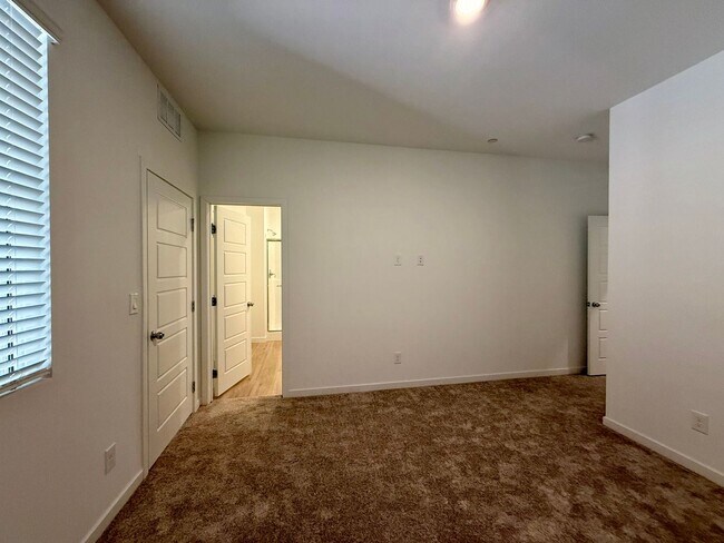 Building Photo - 4 BED 3.5 BATH 2 CAR GARAGE HOME w/ LOFT, ...