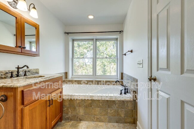 Building Photo - 502 32nd Ave S