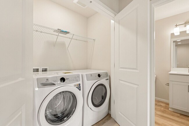 Building Photo - 4 Bedroom 3 Bath Stunning Brand New Town H...